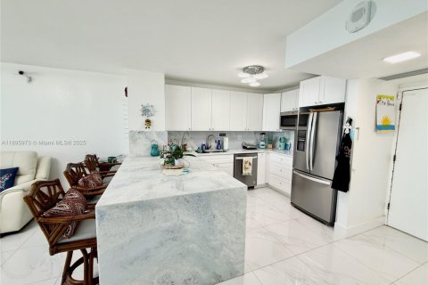 Condominio en alquiler en Hallandale Beach, Florida, 1 dormitorio, 77.29 m2 № 1950283 - foto 13