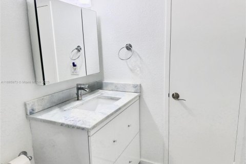 Condominio en alquiler en Hallandale Beach, Florida, 1 dormitorio, 77.29 m2 № 1950283 - foto 23