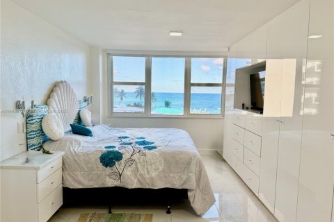 Condominio en alquiler en Hallandale Beach, Florida, 1 dormitorio, 77.29 m2 № 1950283 - foto 1