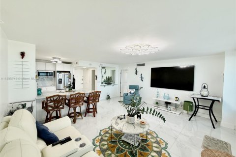 Condominio en alquiler en Hallandale Beach, Florida, 1 dormitorio, 77.29 m2 № 1950283 - foto 8