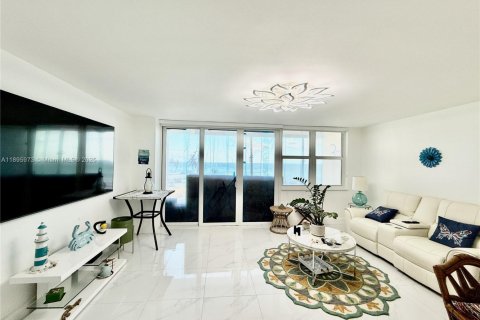 Condominio en alquiler en Hallandale Beach, Florida, 1 dormitorio, 77.29 m2 № 1950283 - foto 4