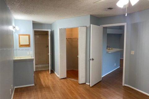 Condo in Sunrise, Florida, 2 bedrooms  № 2041811 - photo 9