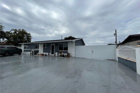House in Miami, Florida 3 bedrooms, 115.94 sq.m. № 1788465 - photo 22