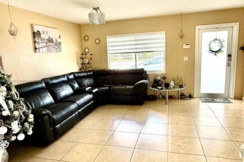 House in Miami, Florida 3 bedrooms, 115.94 sq.m. № 1788465 - photo 23