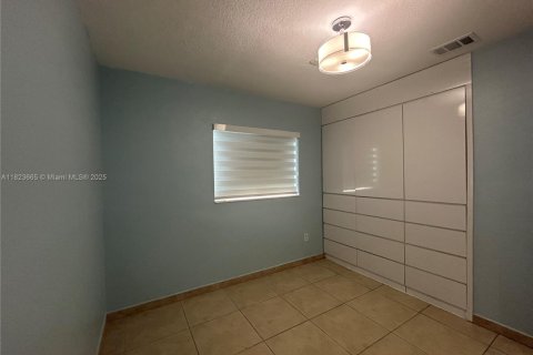 House in Miami, Florida 3 bedrooms, 115.94 sq.m. № 1788465 - photo 3
