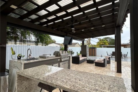 House in Miami, Florida 3 bedrooms, 115.94 sq.m. № 1788465 - photo 13