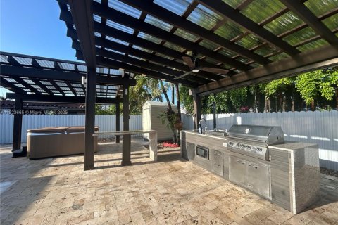 House in Miami, Florida 3 bedrooms, 115.94 sq.m. № 1788465 - photo 18