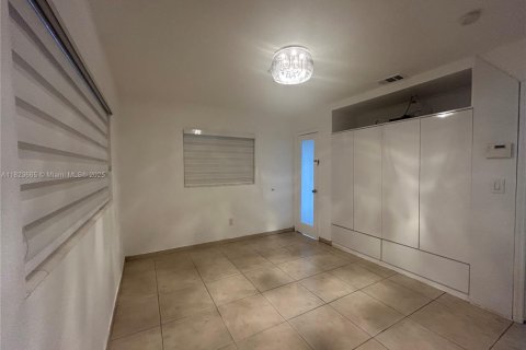 House in Miami, Florida 3 bedrooms, 115.94 sq.m. № 1788465 - photo 9