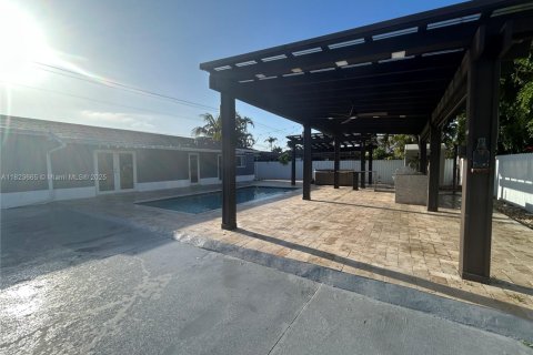 House in Miami, Florida 3 bedrooms, 115.94 sq.m. № 1788465 - photo 11