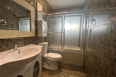 House in Miami, Florida 3 bedrooms, 115.94 sq.m. № 1788465 - photo 2