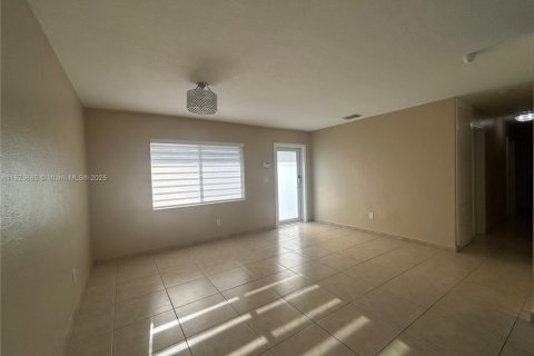 House in Miami, Florida 3 bedrooms, 115.94 sq.m. № 1788465 - photo 25