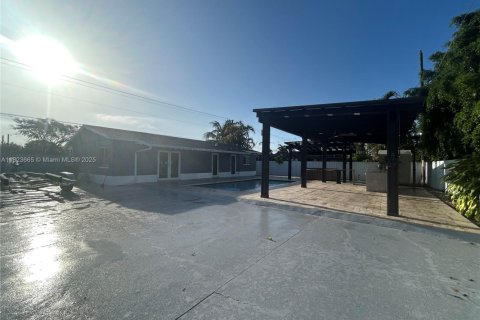 House in Miami, Florida 3 bedrooms, 115.94 sq.m. № 1788465 - photo 12