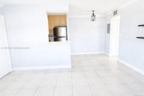 Condo in Hallandale Beach, Florida, 1 bedroom № 2080839 - photo 3