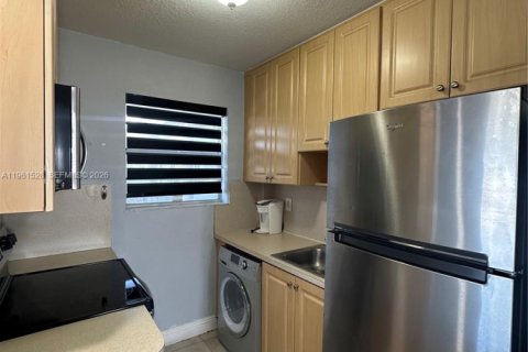 Condo in Hallandale Beach, Florida, 1 bedroom № 2080839 - photo 7