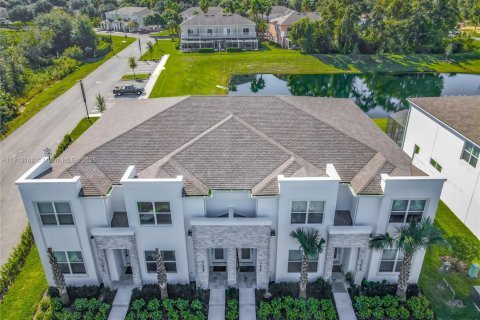 Villa ou maison à vendre à Clermont, Floride: 3 chambres, 210.52 m2 № 2082373 - photo 2