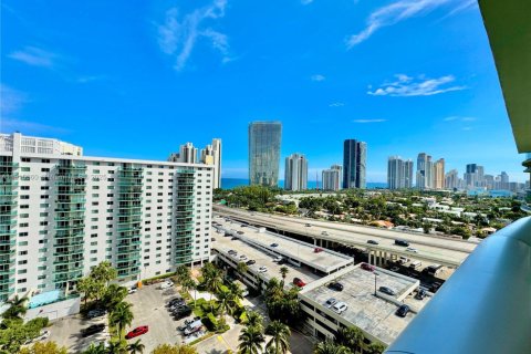Copropriété à louer à Sunny Isles Beach, Floride: 1 chambre, 92.9 m2 № 1971239 - photo 1