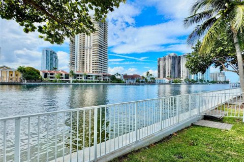 Copropriété à louer à Sunny Isles Beach, Floride: 1 chambre, 92.9 m2 № 1971239 - photo 5