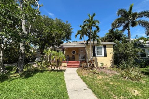 House in Saint Petersburg, Florida 3 bedrooms, 152.17 sq.m. № 2372994