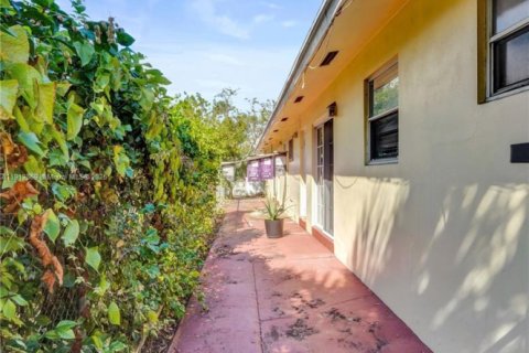 House in Fort Lauderdale, Florida 2 bedrooms, 193.89 sq.m. № 2016306 - photo 29
