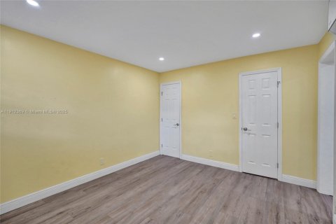 House in Fort Lauderdale, Florida 2 bedrooms, 193.89 sq.m. № 2016306 - photo 18