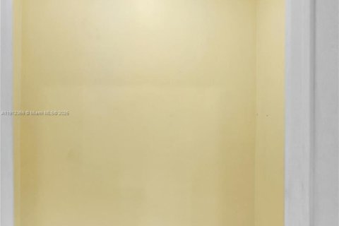 House in Fort Lauderdale, Florida 2 bedrooms, 193.89 sq.m. № 2016306 - photo 19