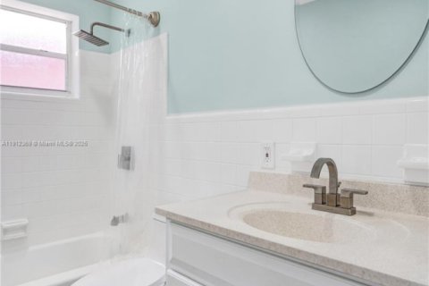 House in Fort Lauderdale, Florida 2 bedrooms, 193.89 sq.m. № 2016306 - photo 22