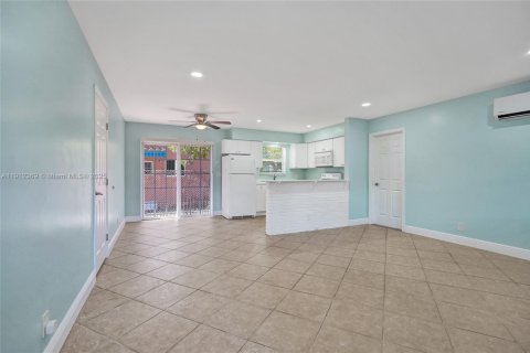 House in Fort Lauderdale, Florida 2 bedrooms, 193.89 sq.m. № 2016306 - photo 7