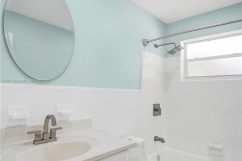 House in Fort Lauderdale, Florida 2 bedrooms, 193.89 sq.m. № 2016306 - photo 24