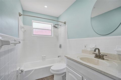 House in Fort Lauderdale, Florida 2 bedrooms, 193.89 sq.m. № 2016306 - photo 23