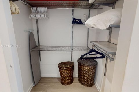 Condominio en venta en Miami, Florida, 1 dormitorio, 76.64 m2 № 2027577 - foto 11