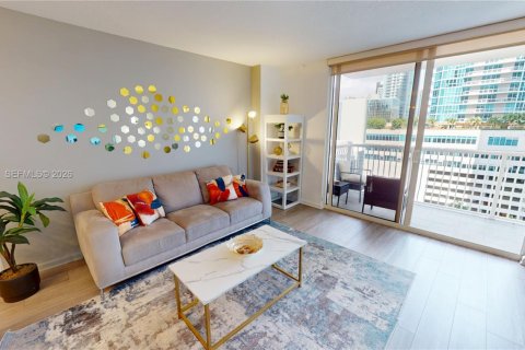 Condominio en venta en Miami, Florida, 1 dormitorio, 76.64 m2 № 2027577 - foto 3