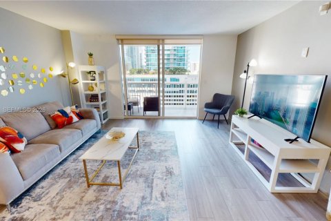Condominio en venta en Miami, Florida, 1 dormitorio, 76.64 m2 № 2027577 - foto 2