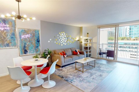 Condominio en Miami, Florida, 1 dormitorio  № 2027577