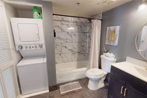 Condominio en venta en Miami, Florida, 1 dormitorio, 76.64 m2 № 2027577 - foto 14