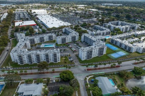 Condo in Miami, Florida, 2 bedrooms  № 2012422 - photo 23