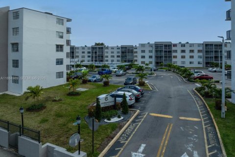 Condo in Miami, Florida, 2 bedrooms  № 2012422 - photo 29