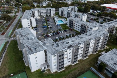 Condo in Miami, Florida, 2 bedrooms  № 2012422 - photo 21