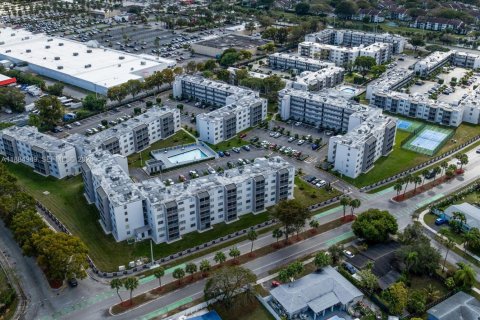 Condo in Miami, Florida, 2 bedrooms  № 2012422 - photo 24