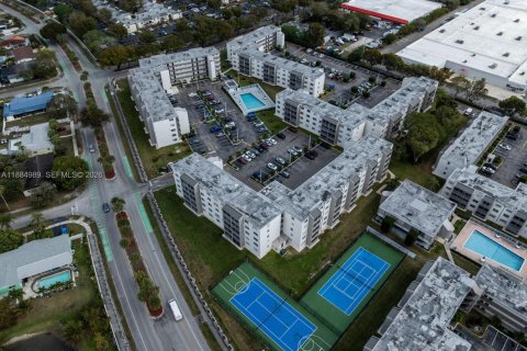 Condo in Miami, Florida, 2 bedrooms  № 2012422 - photo 28