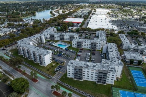 Condo in Miami, Florida, 2 bedrooms  № 2012422 - photo 22