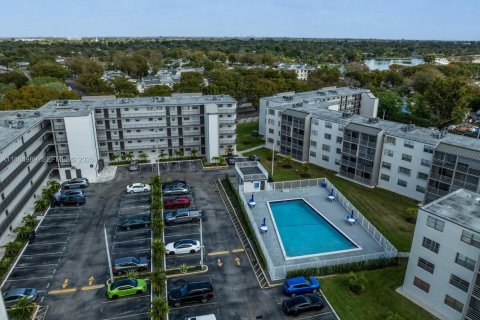 Condo in Miami, Florida, 2 bedrooms  № 2012422 - photo 17