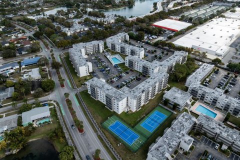Condo in Miami, Florida, 2 bedrooms  № 2012422 - photo 27