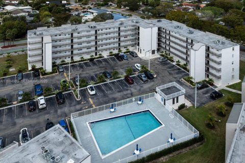 Condo in Miami, Florida, 2 bedrooms  № 2012422 - photo 18