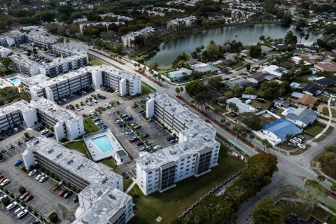 Condo in Miami, Florida, 2 bedrooms  № 2012422 - photo 25