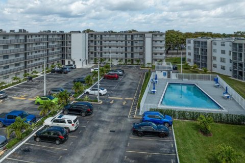 Condo in Miami, Florida, 2 bedrooms  № 2012422 - photo 19