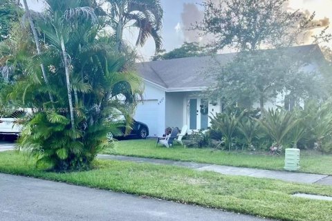 House in Miami, Florida 3 bedrooms, 167.41 sq.m. № 2090595