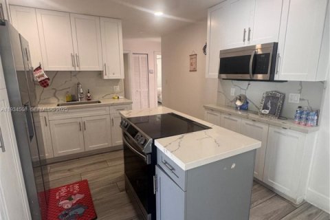 House in Miami, Florida 3 bedrooms, 111.11 sq.m. № 1992504 - photo 6