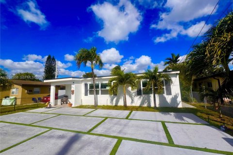 House in Miami, Florida 3 bedrooms, 111.11 sq.m. № 1992504 - photo 2