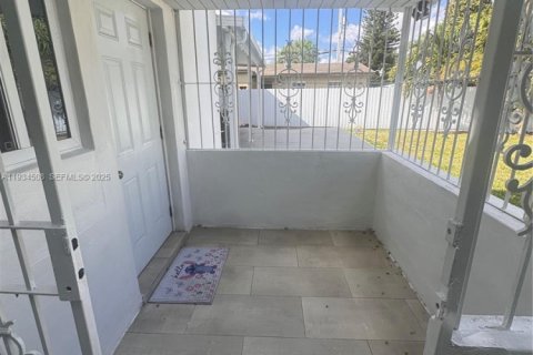 House in Miami, Florida 3 bedrooms, 111.11 sq.m. № 1992504 - photo 13