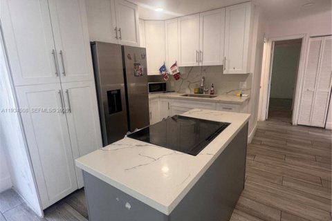 House in Miami, Florida 3 bedrooms, 111.11 sq.m. № 1992504 - photo 5